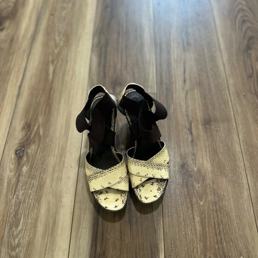 Calvin Klein womens Yvette sandals size 5.5M